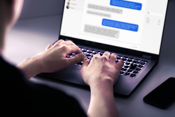 muž s notebookem se podíval na seznamku