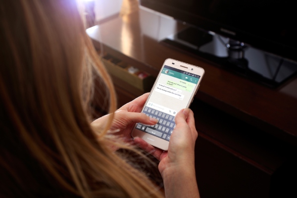 Jak zjistím, s kým můj manžel chatuje v aplikaci WhatsApp?