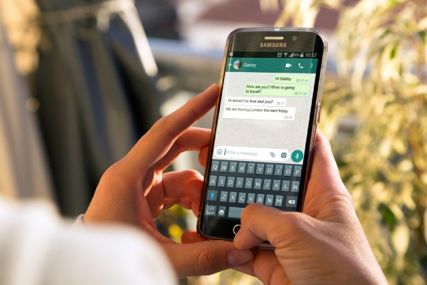 Jak zjistím, s kým si můj přítel povídá v aplikaci WhatsApp?